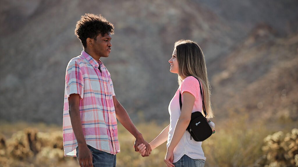 Logan e Hailey em cena de Amor no Espectro, série da Netflix, durante um encontro ao ar livre.