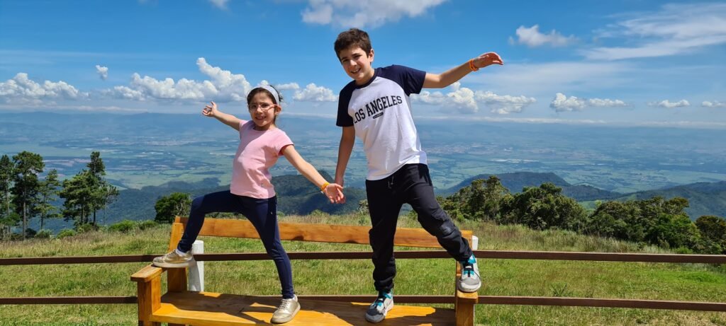 Parque Pico do Itapeva em Campos do Jordão, com vista das montanhas e passeio em família durante a viagem.
