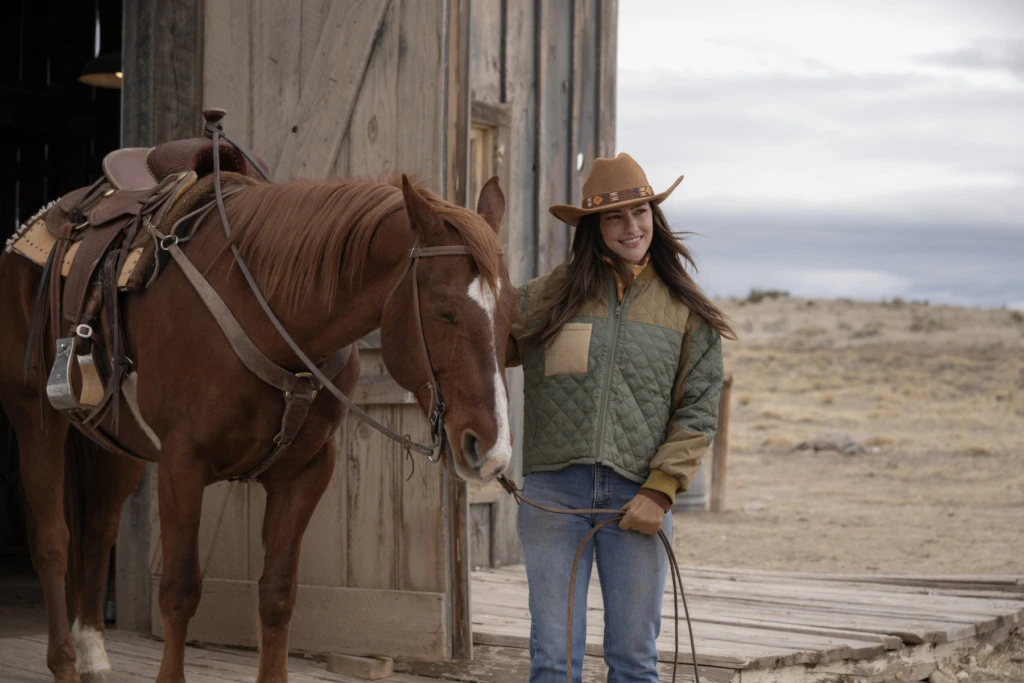 Quinn O’Grady, interpretada por Minka Kelly, ao lado de um cavalo em Ransom Canyon 2ª temporada.