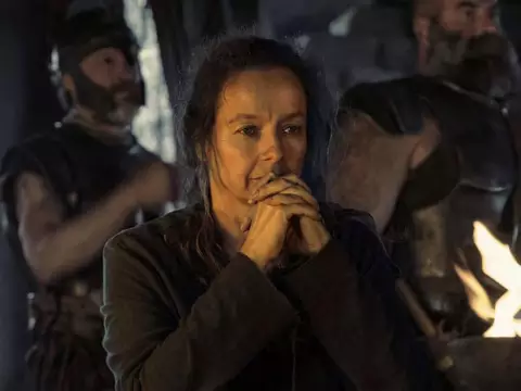 Samantha Morton como Circe em cena do filme A Odisseia, de Christopher Nolan