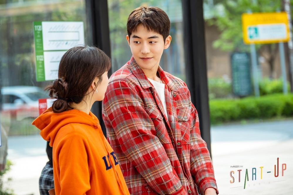 Seo Dal-mi e Nam Do-san conversam no dorama Apostando Alto.