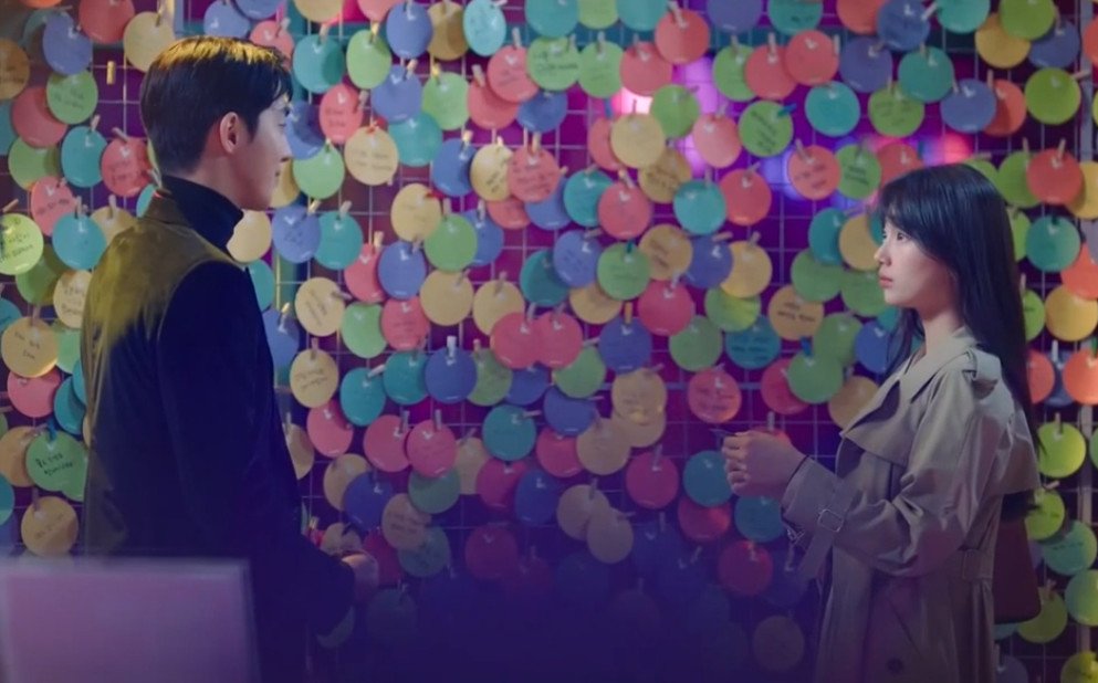 Seo Dal-mi e Nam Do-san conversam na Sandbox no dorama Apostando Alto.