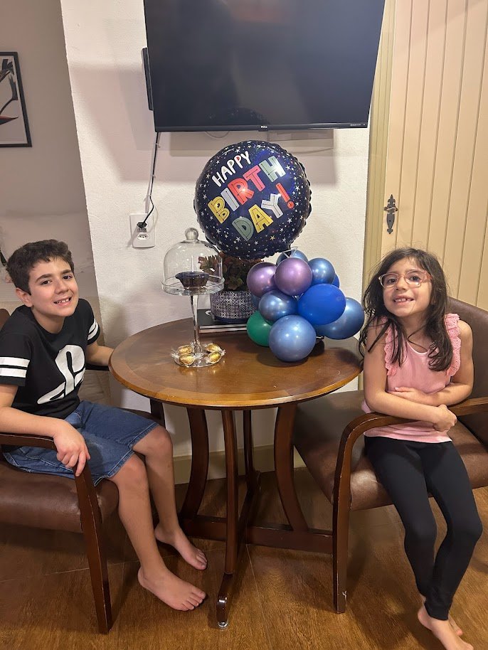 Surpresa de aniversário de 10 anos do Davi em Campos do Jordão, durante viagem em família com crianças.
