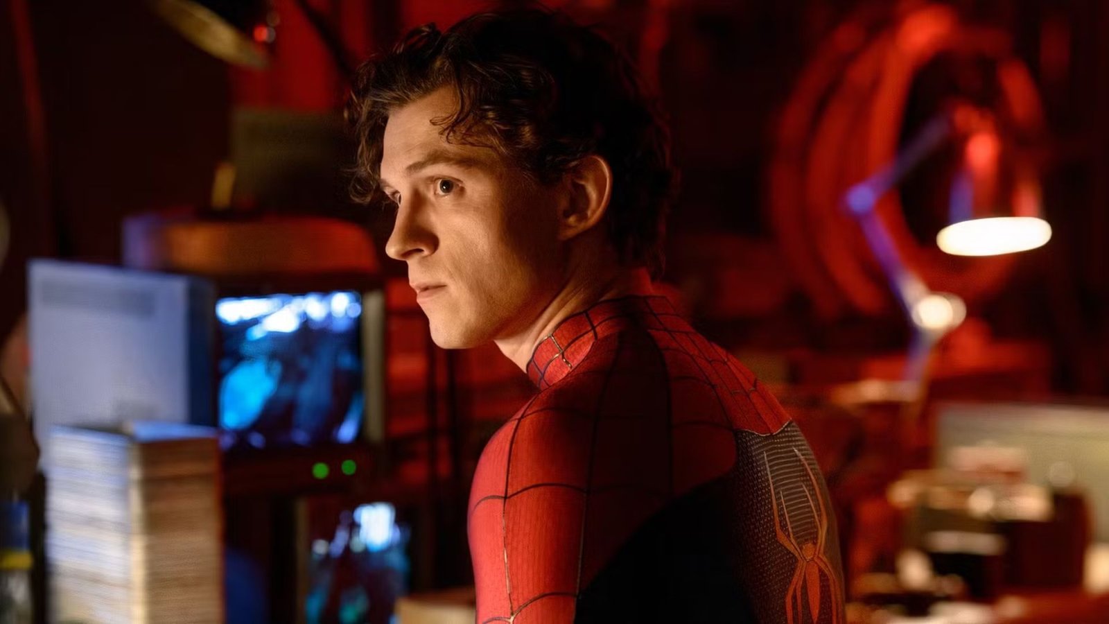 Peter Parker diante de monitores em Homem-Aranha: Um Novo Dia