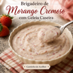 Brigadeiro de morango cremoso com geleia caseira de morangos, servido em uma tigela.