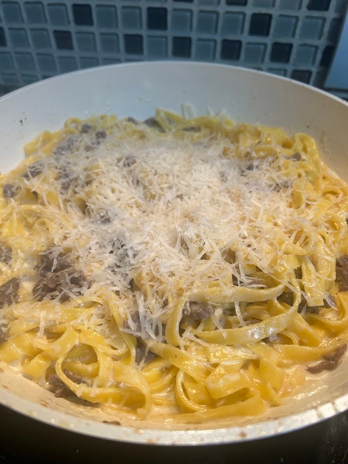Fettuccine com filé mignon e molho cremoso de queijos finalizado com parmesão ralado