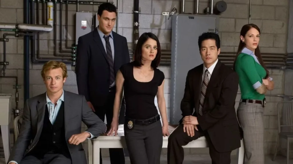 Imagem promocional do elenco principal da série O Mentalista reunido em pose oficial