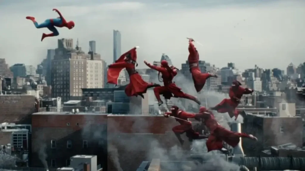 Homem-Aranha em sequência de ação entre os prédios de Nova York no filme Homem-Aranha: Um Novo Dia
