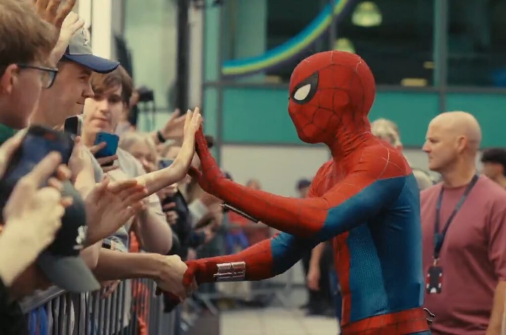 Homem-Aranha cumprimenta fãs durante as filmagens de Homem-Aranha: Um Novo Dia