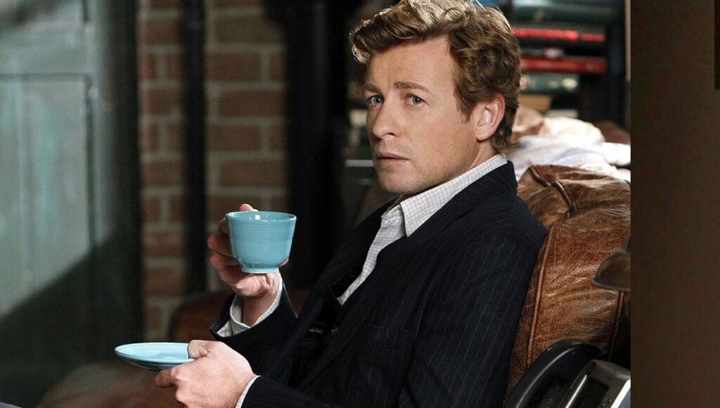Patrick Jane tomando chá em cena da série O Mentalista