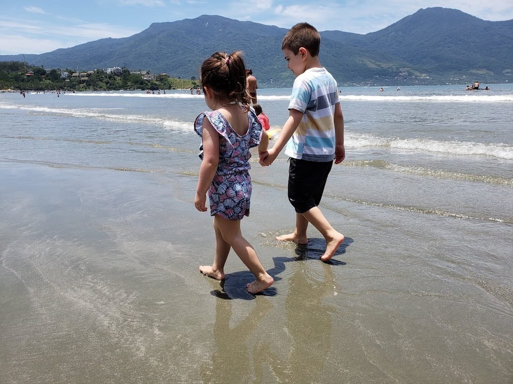 Davi e Amanda de mãos dadas na praia de Barequeçaba, em um momento especial da infância.