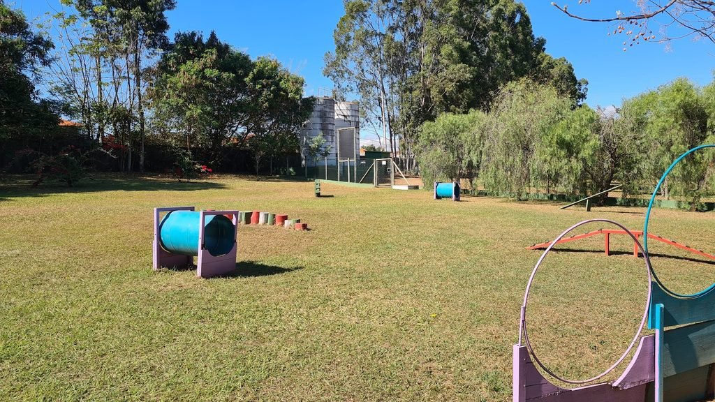 Dog Park do Brotas Eco Hotel Fazenda, com área gramada e brinquedos para os cães brincarem ao ar livre.