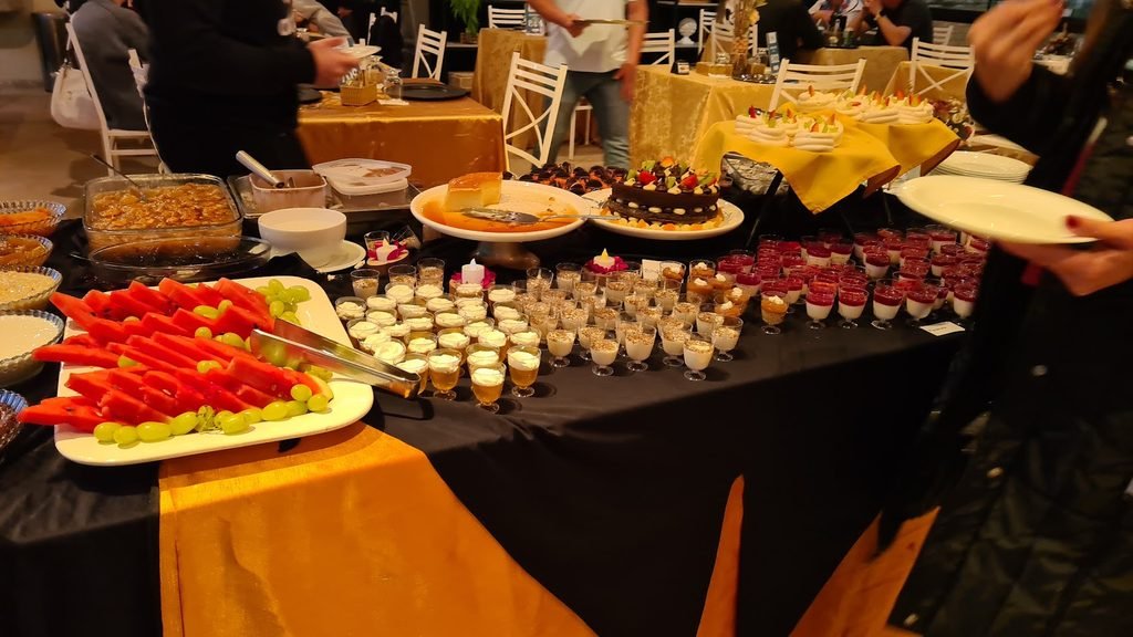 Mesa de sobremesas do restaurante do Brotas Eco Hotel Fazenda, com doces e opções variadas para os hóspedes.