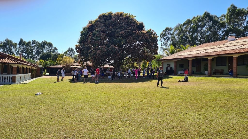 Atividade de recreação no gramado do Brotas Eco Hotel Fazenda, em uma área ampla cercada pela natureza.