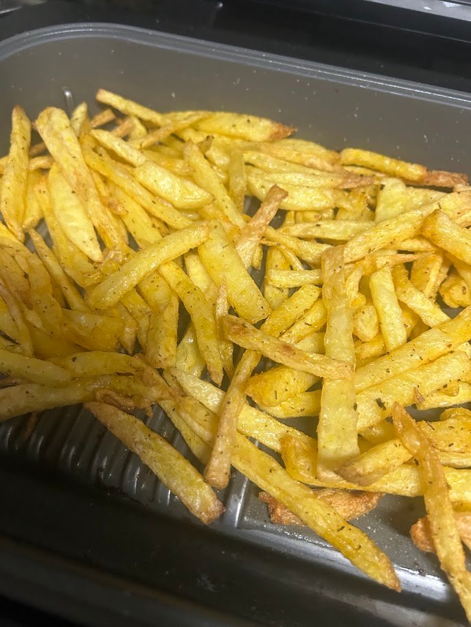 Batata frita na Air Fryer crocante e dourada, resultado real da receita feita com batata Asterix.