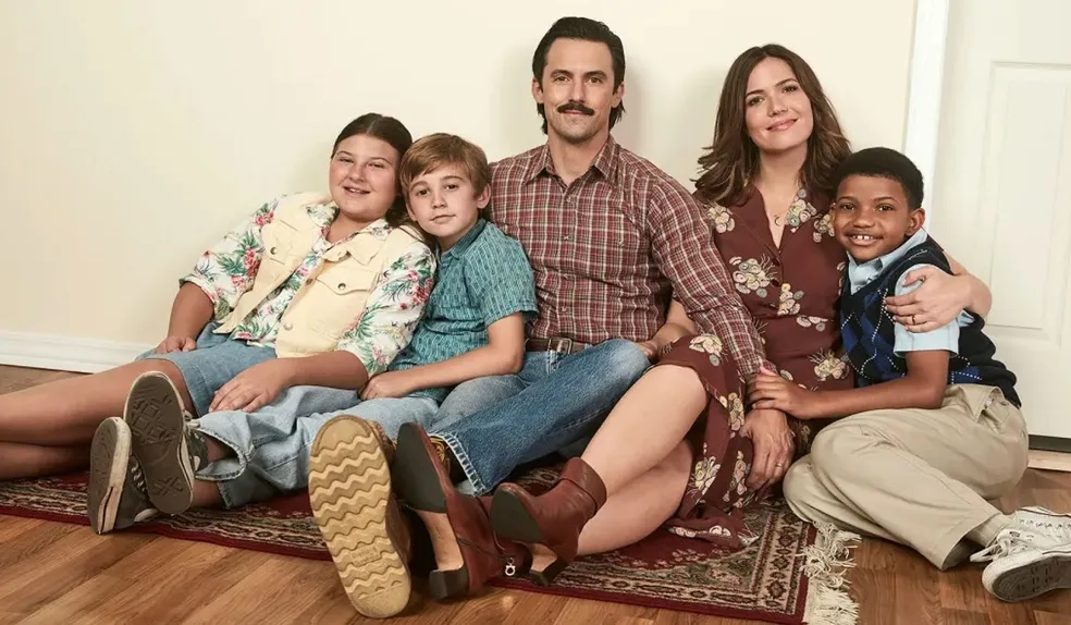 Família Pearson reunida em cena de This Is Us, com Jack, Rebecca, Kevin, Kate e Randall.
