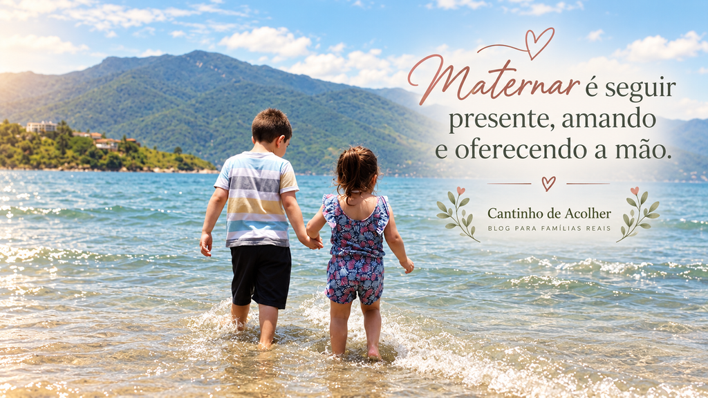 Davi e Amanda de mãos dadas no mar em uma reflexão sobre maternidade, irmãos e acolhimento.