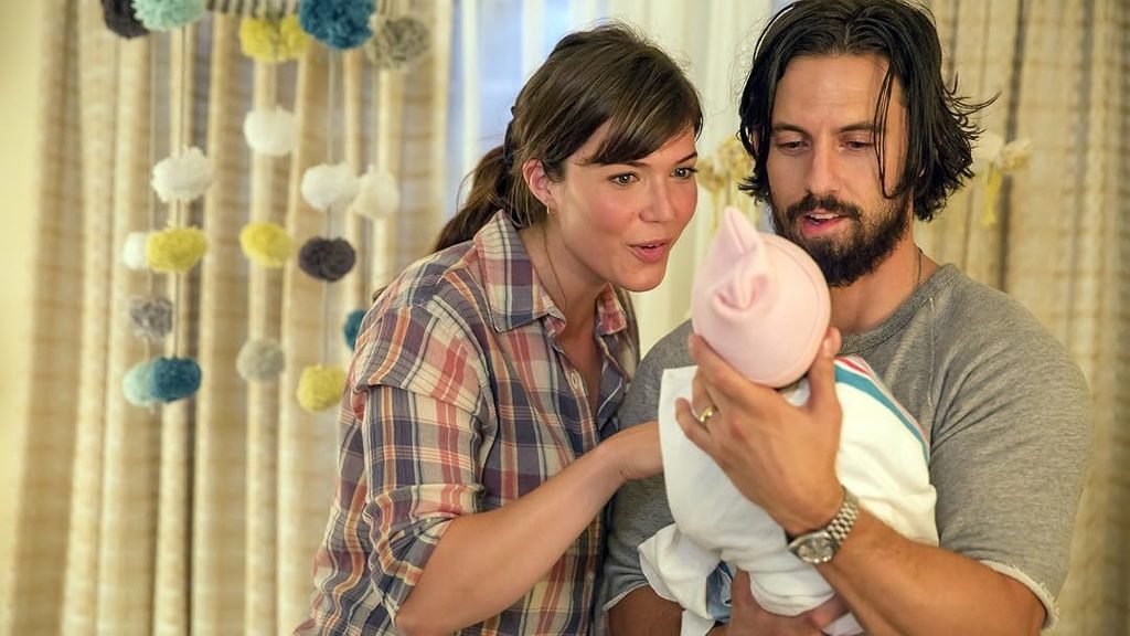 Jack e Rebecca segurando um bebê recém-nascido em uma cena delicada de This Is Us.